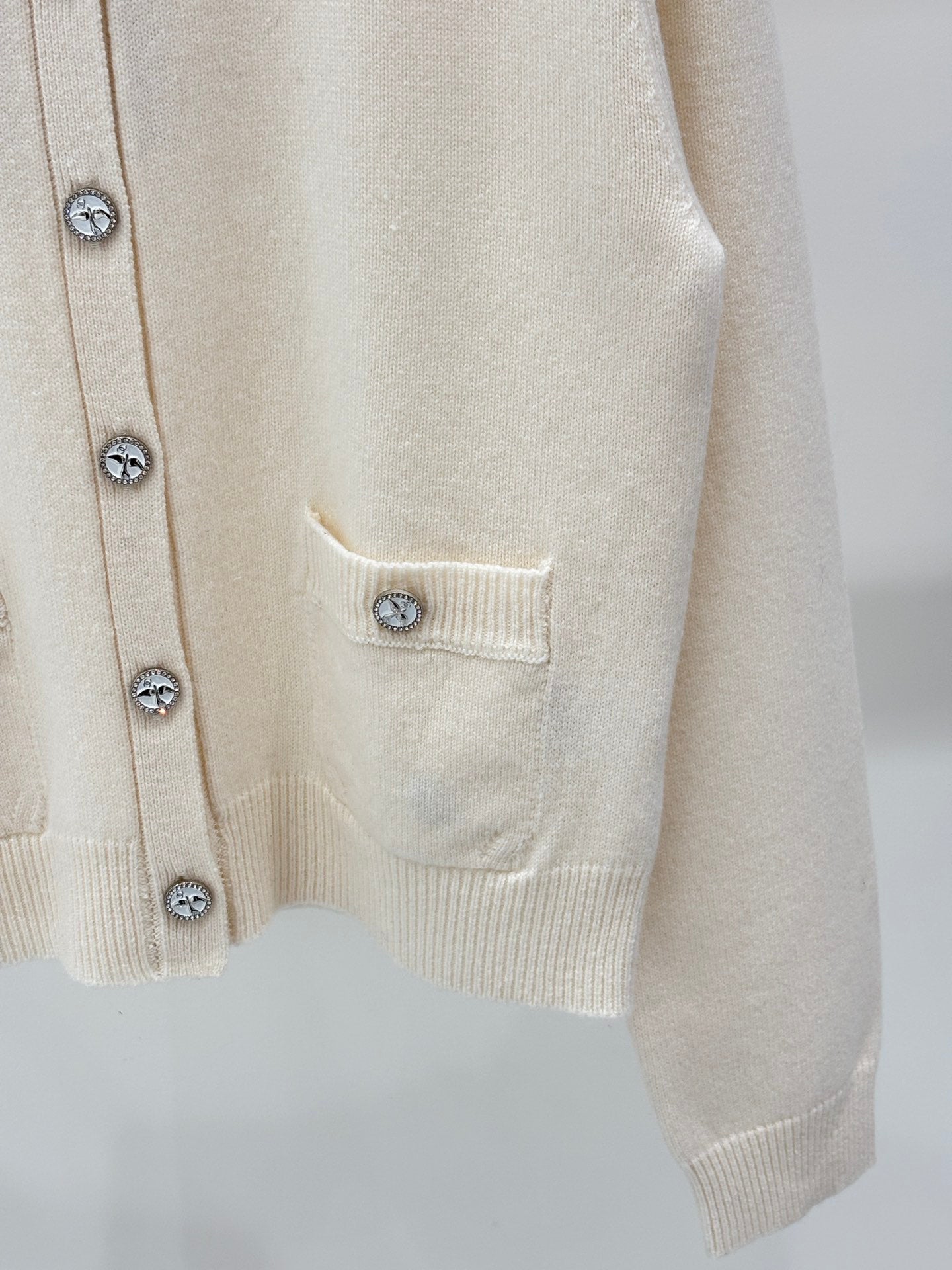 25 Early spring new round neck single row bird color button simple casual knitted cardigan