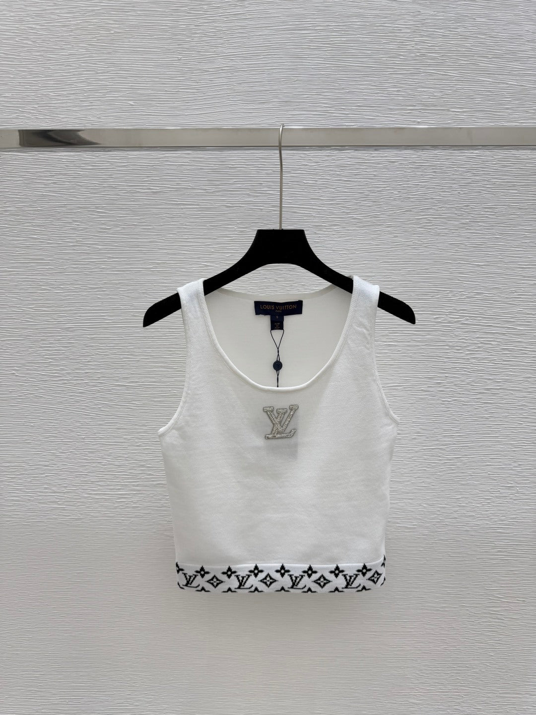25 Round neck knitted vest