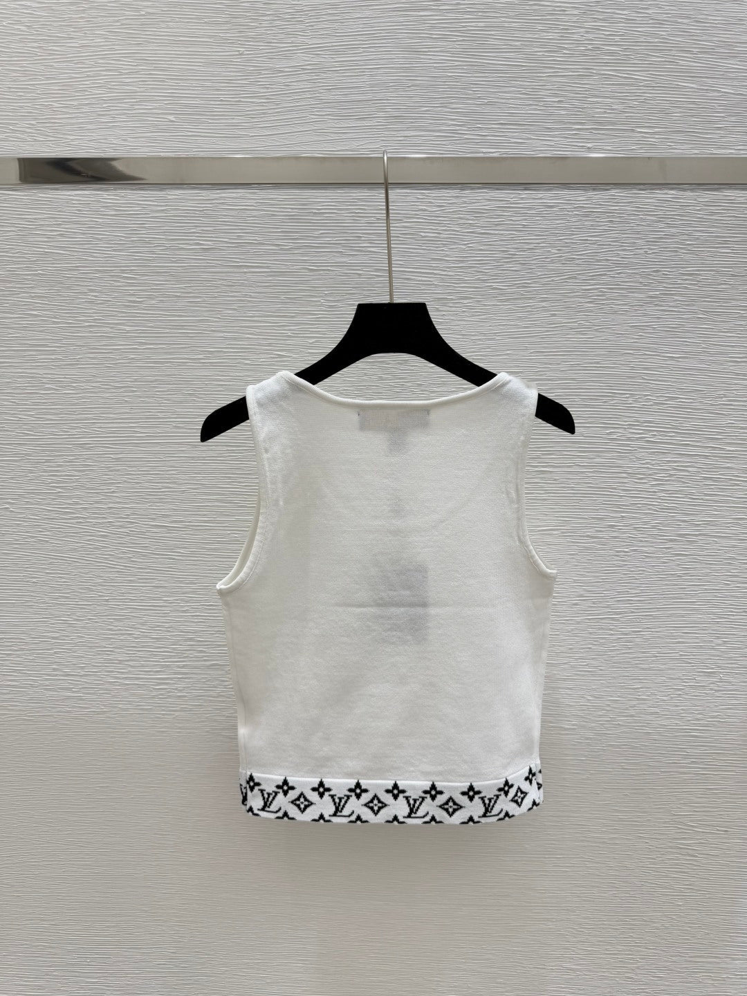 25 Round neck knitted vest