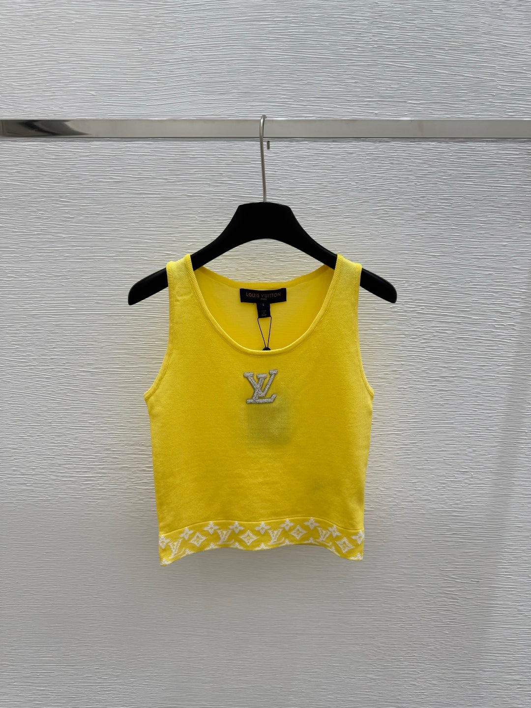 25 Round neck knitted vest