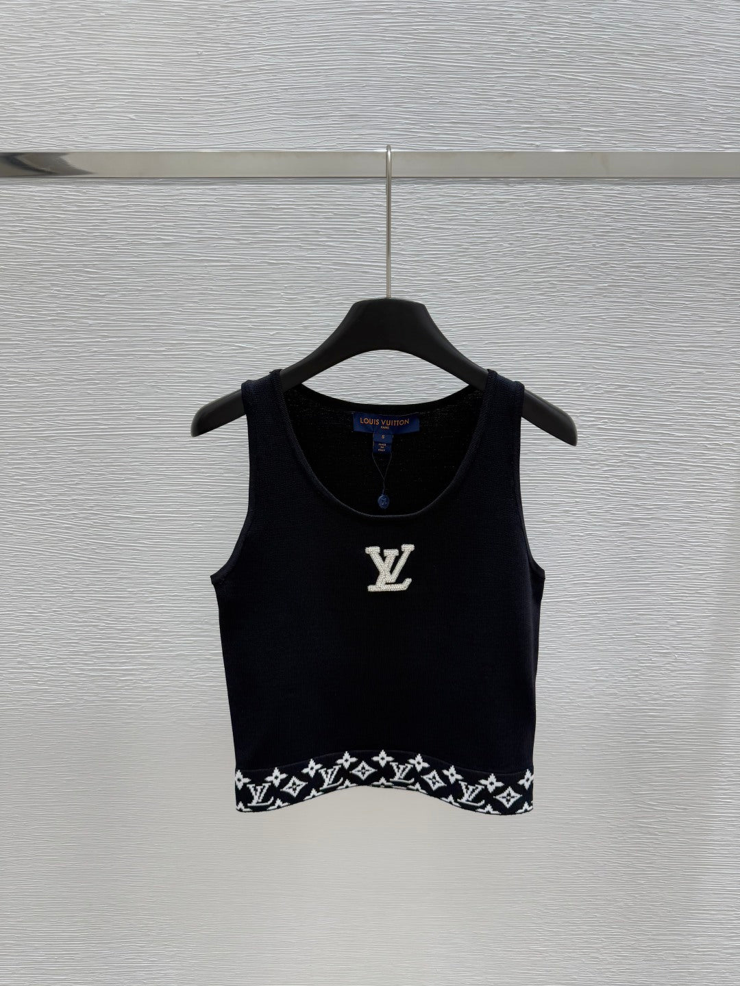 25 Round neck knitted vest