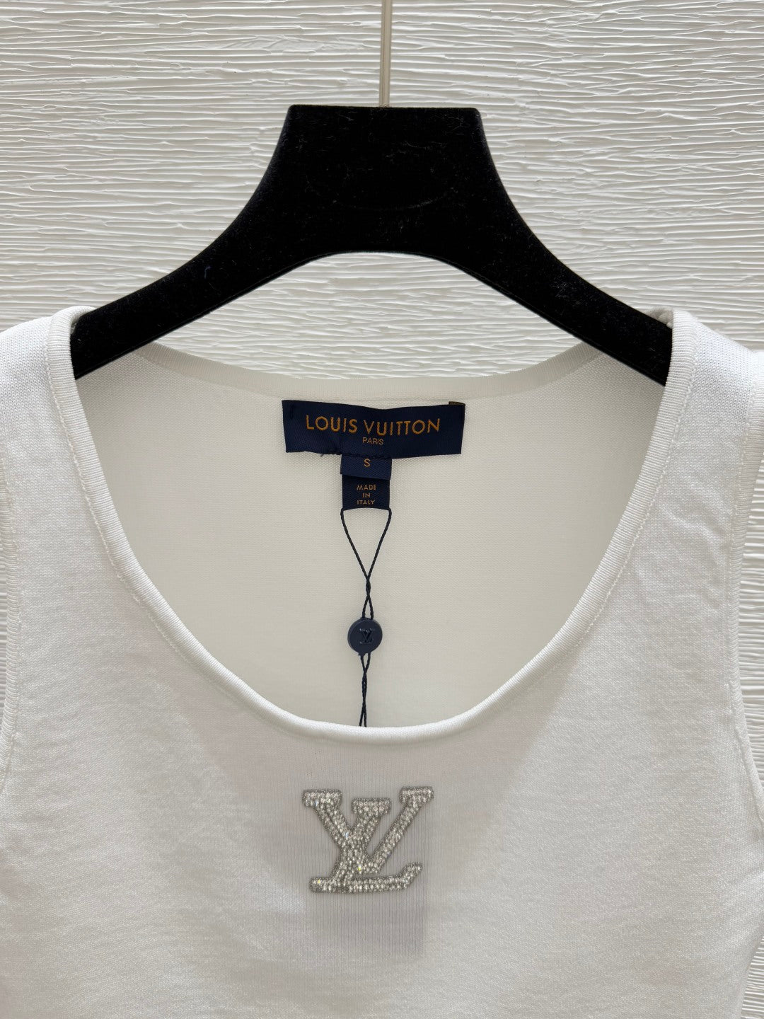 25 Round neck knitted vest