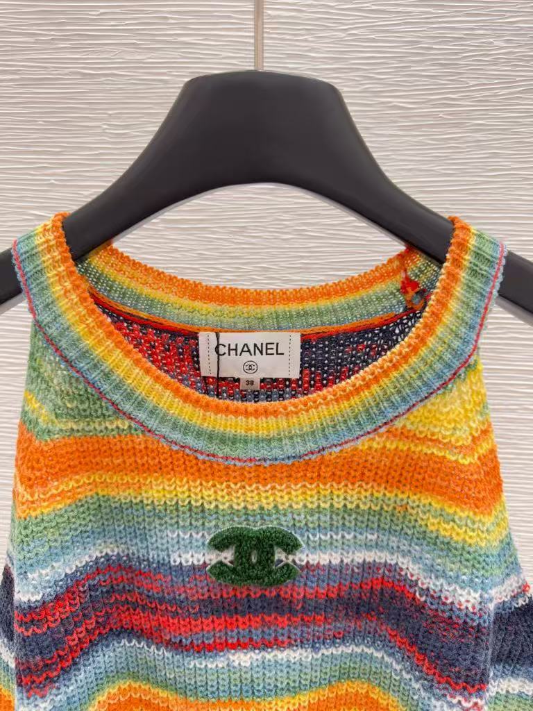 25 Round neck striped knitted vest
