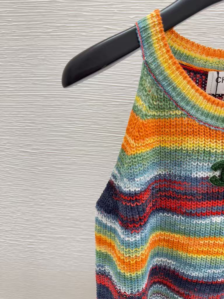 25 Round neck striped knitted vest