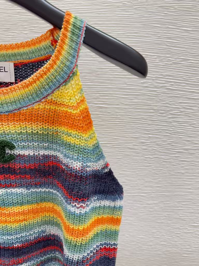 25 Round neck striped knitted vest