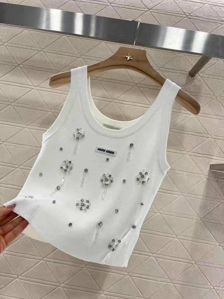 25 Nail bead rhinestone knitted vest