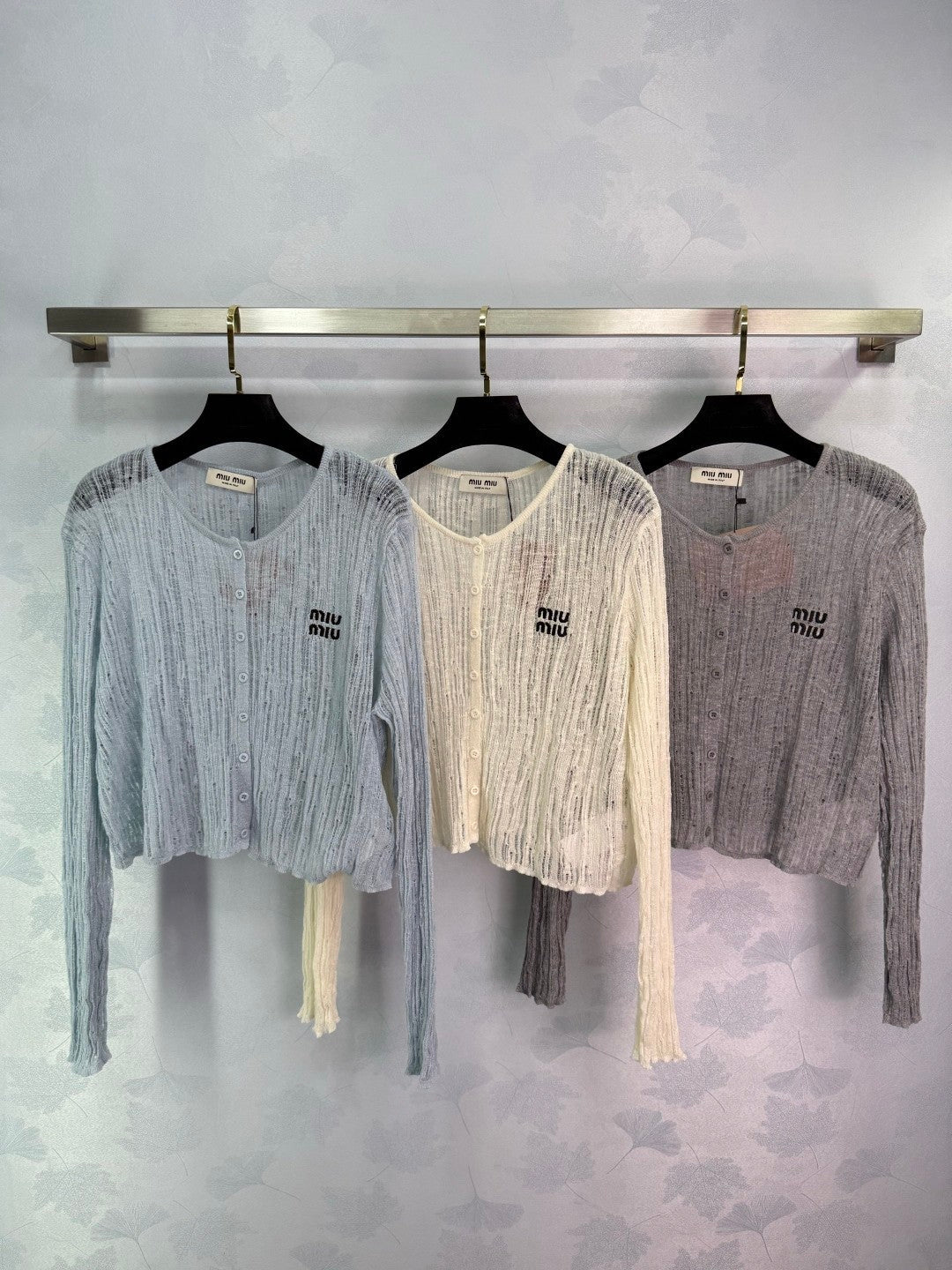 25 Round neck button knit cardigan