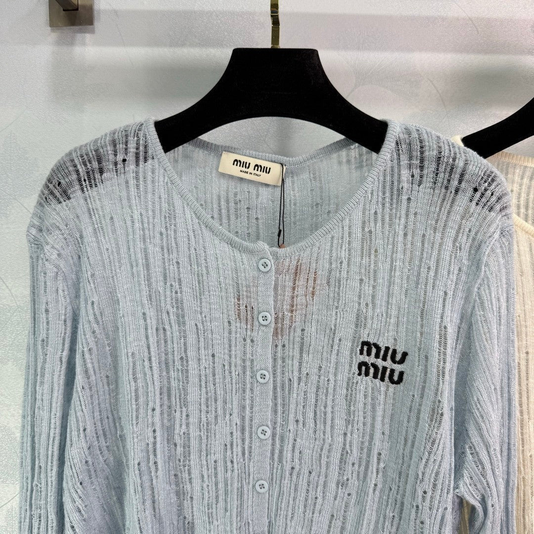 25 Round neck button knit cardigan
