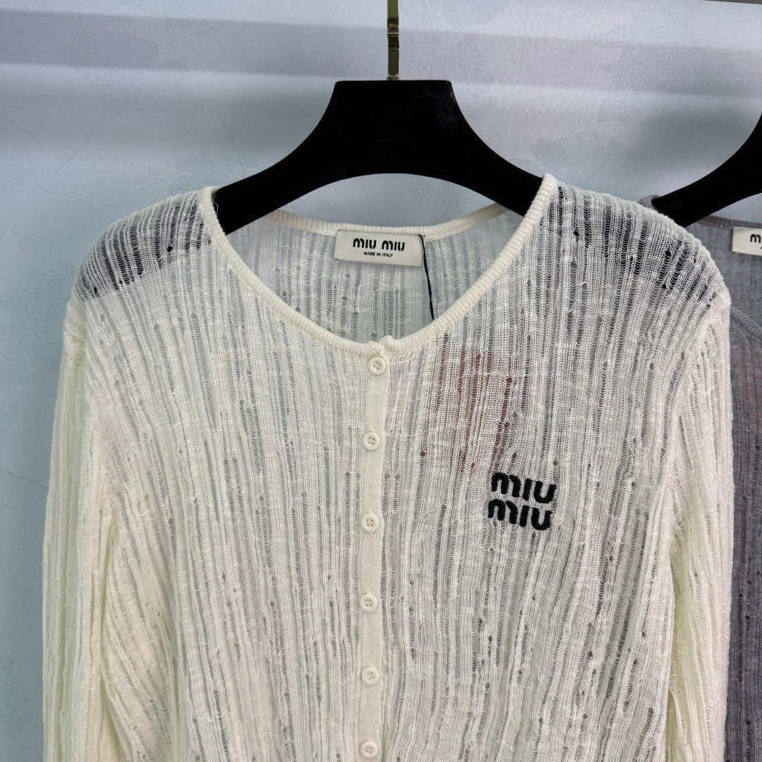25 Round neck button knit cardigan