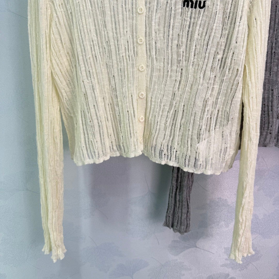 25 Round neck button knit cardigan