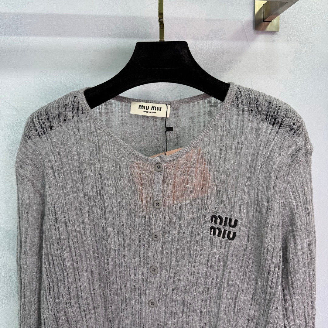 25 Round neck button knit cardigan