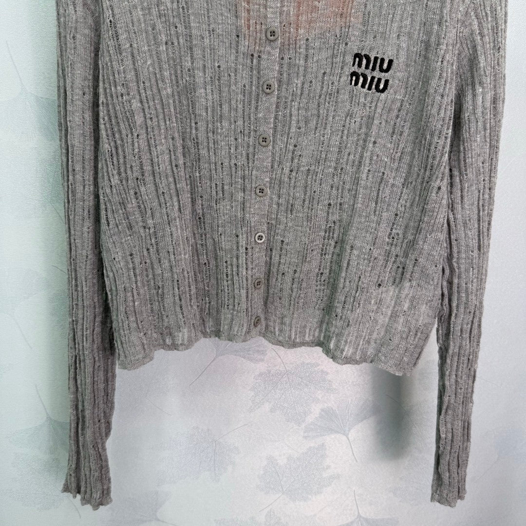 25 Round neck button knit cardigan