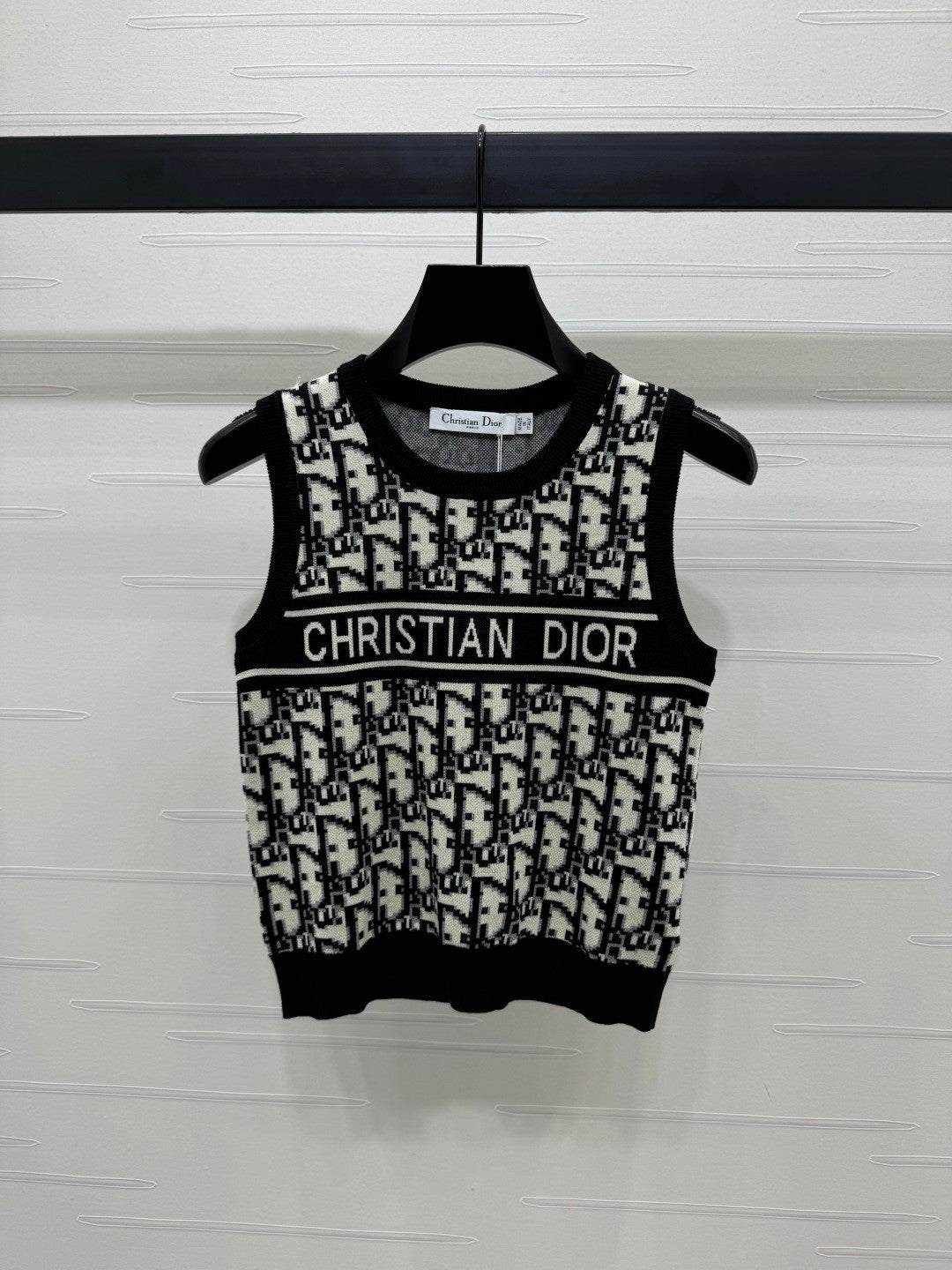 25 Jacquard knitted vest