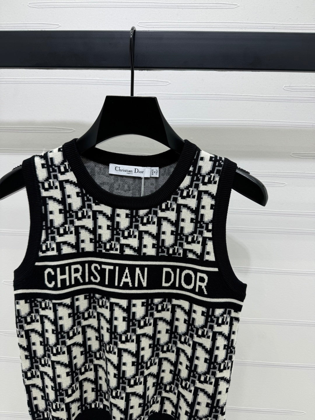 25 Jacquard knitted vest