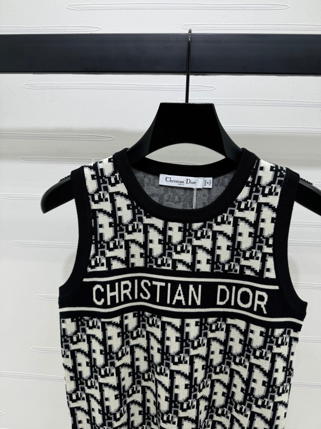 25 Jacquard knitted vest