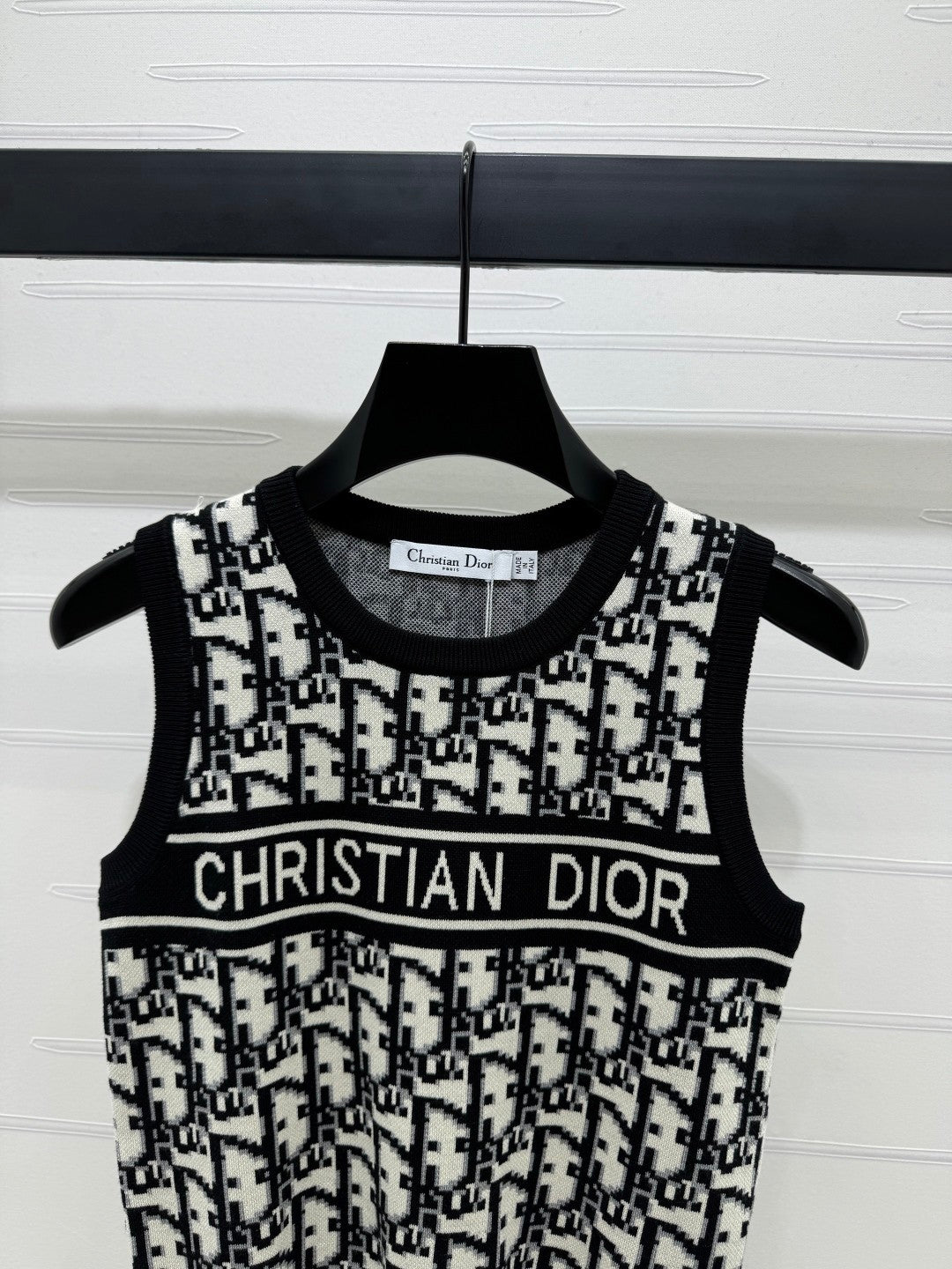 25 Jacquard knitted vest