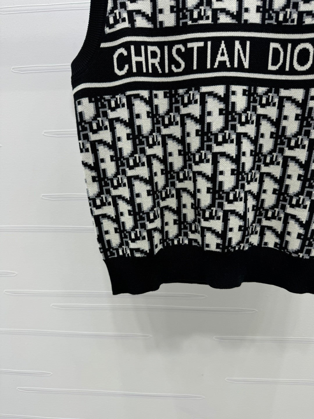25 Jacquard knitted vest