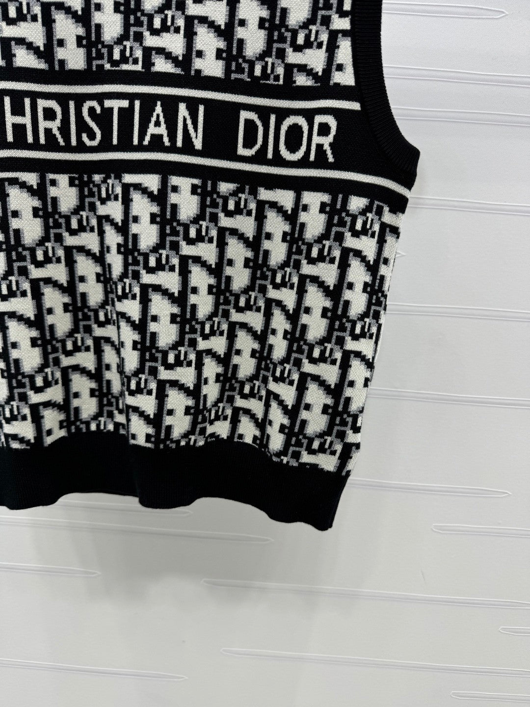 25 Jacquard knitted vest