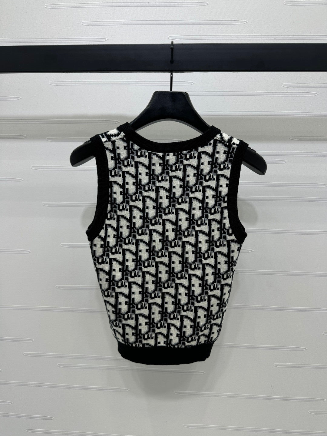 25 Jacquard knitted vest