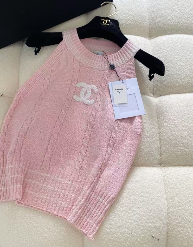 25 Round neck knitted vest