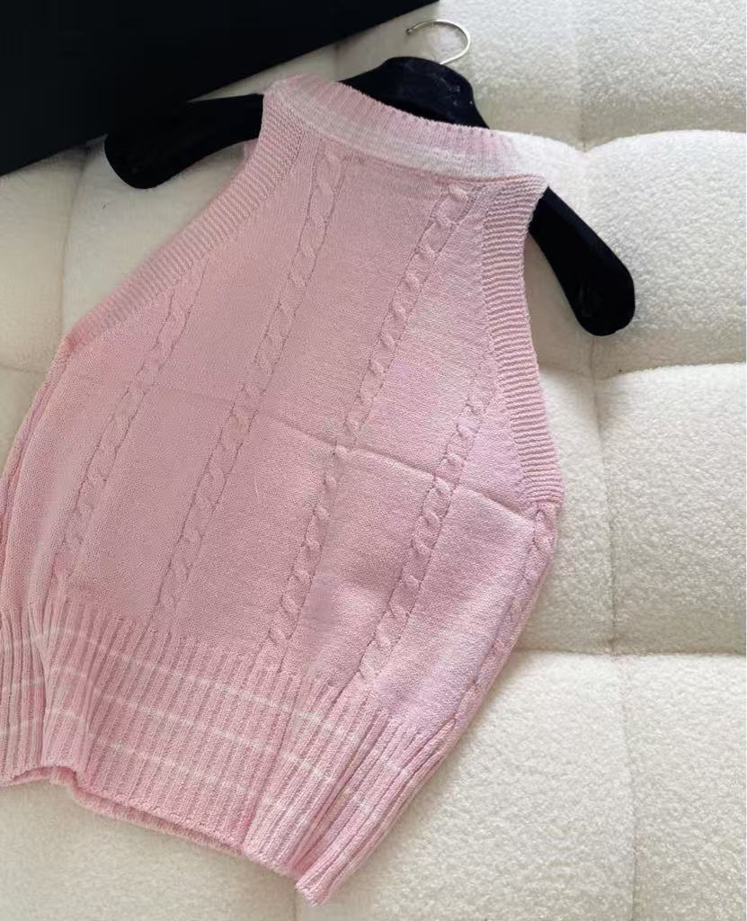 25 Round neck knitted vest