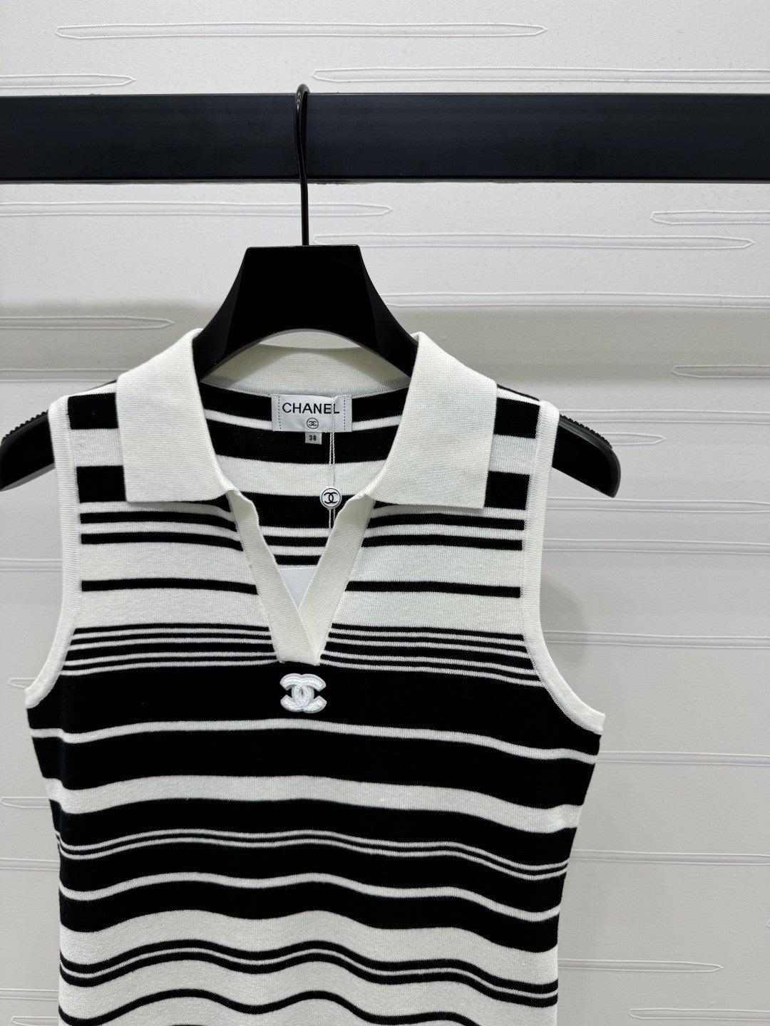 25 Collar striped knitted vest