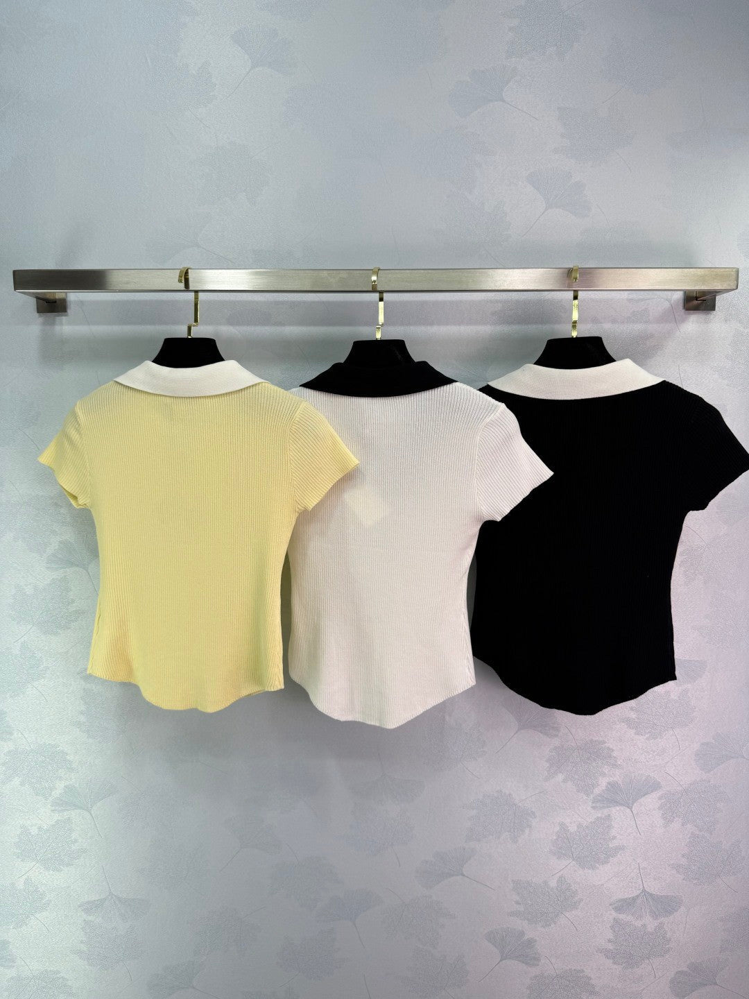 25 Short sleeved fake two-piece knitted top)