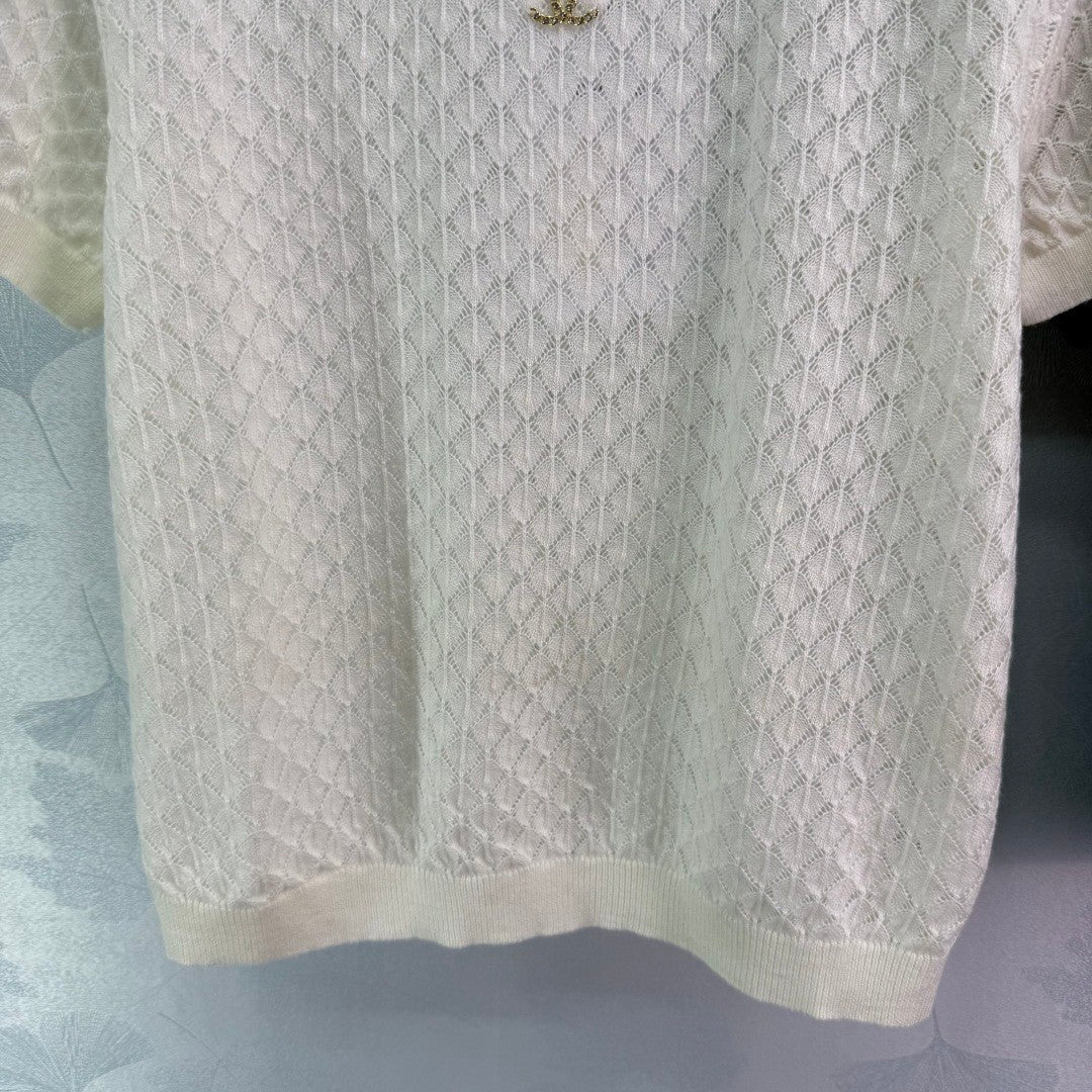 25 Short sleeved knitted top