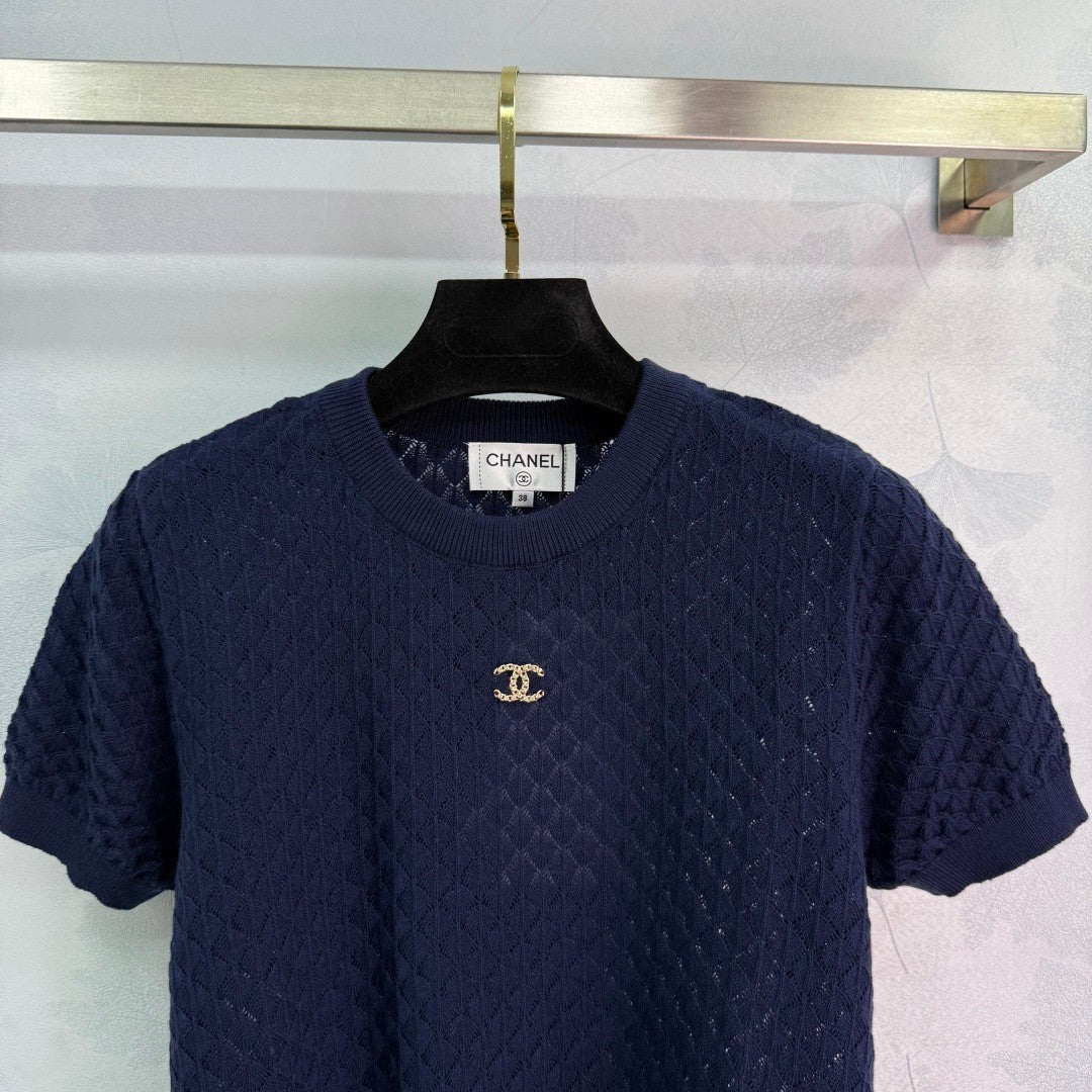 25 Short sleeved knitted top