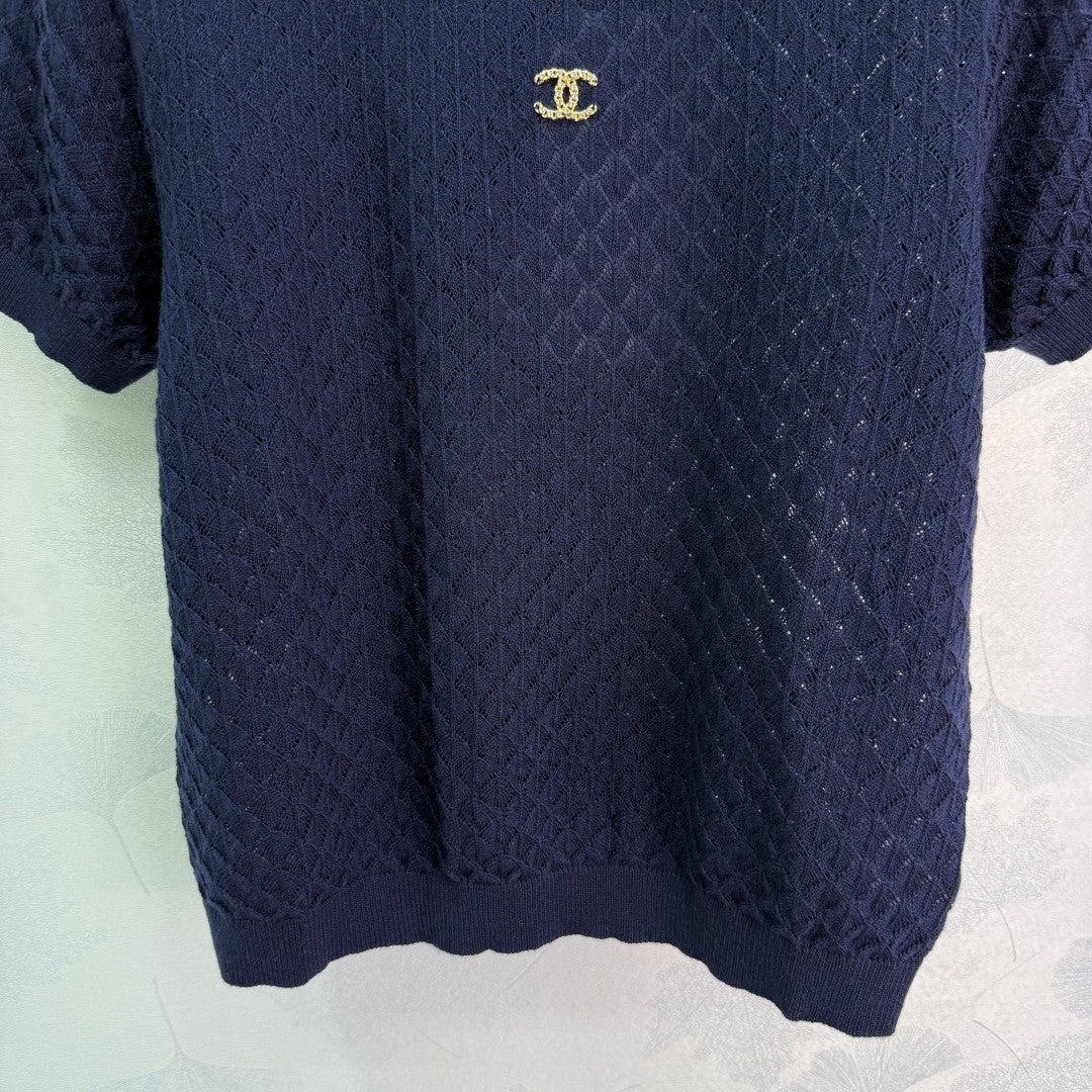 25 Short sleeved knitted top