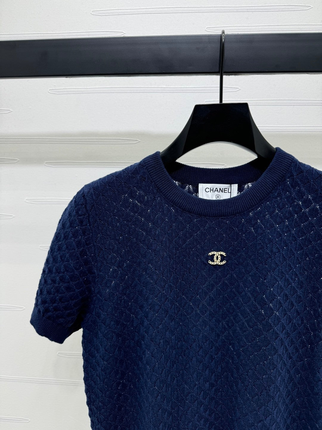25 Short sleeved knitted top
