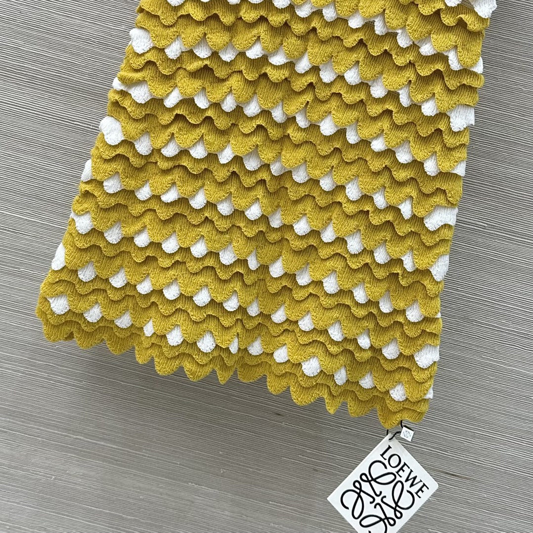 25 Scale Knit Vest Top Skirt Set