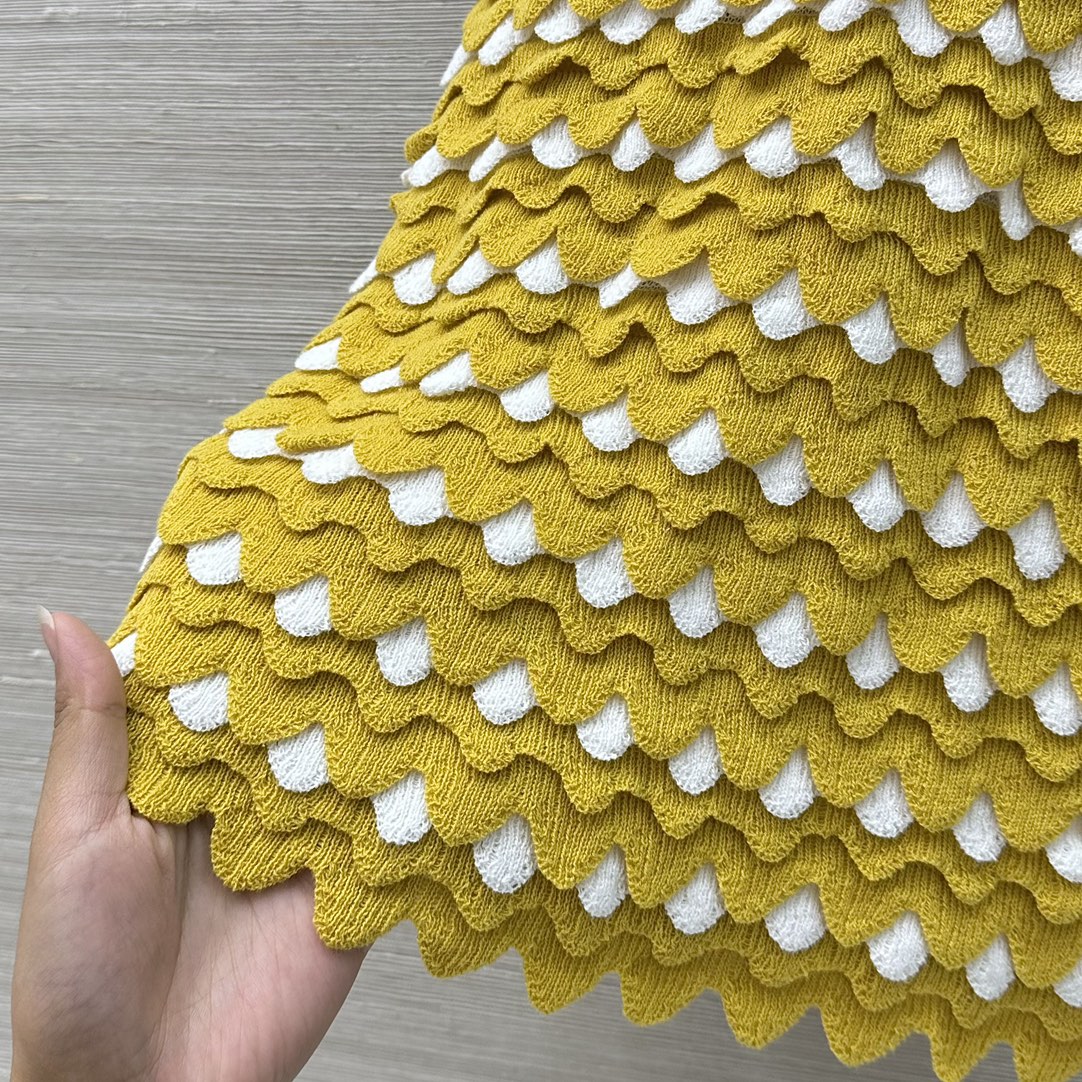 25 Scale Knit Vest Top Skirt Set