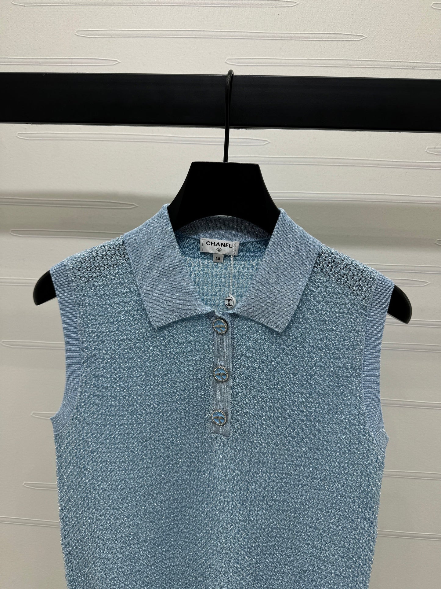 25 Sequined lapel knit undershirt