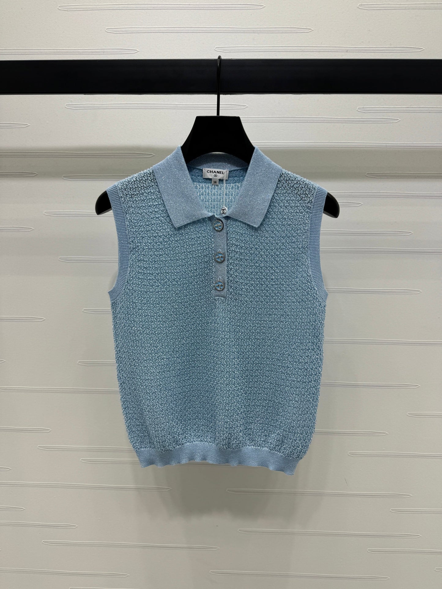 25 Sequined lapel knit undershirt