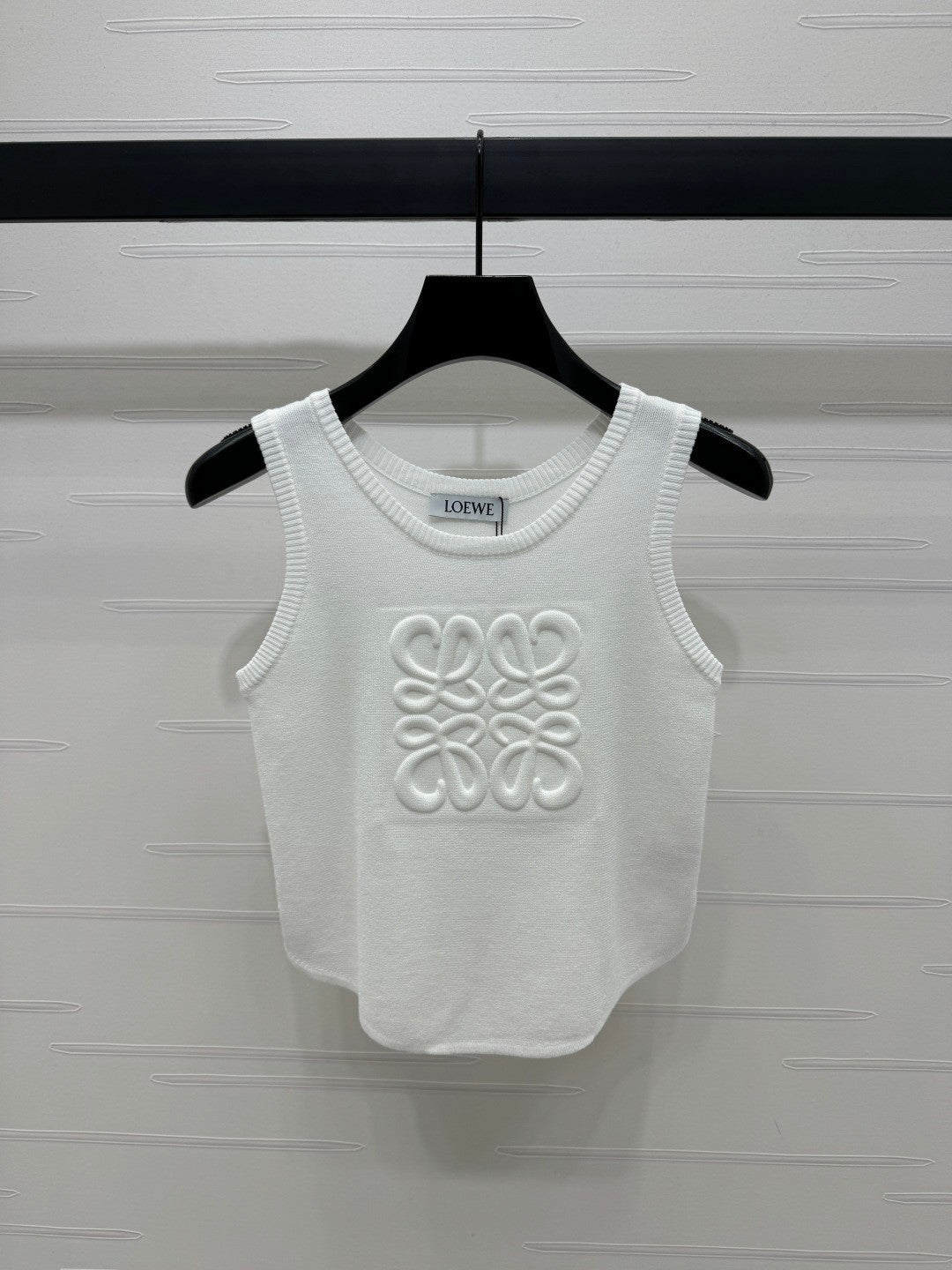 25 3D embossed logo knitted vest