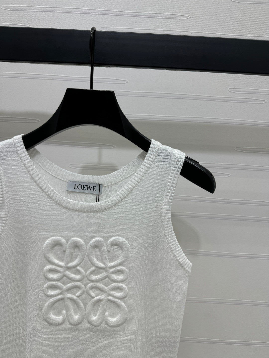 25 3D embossed logo knitted vest