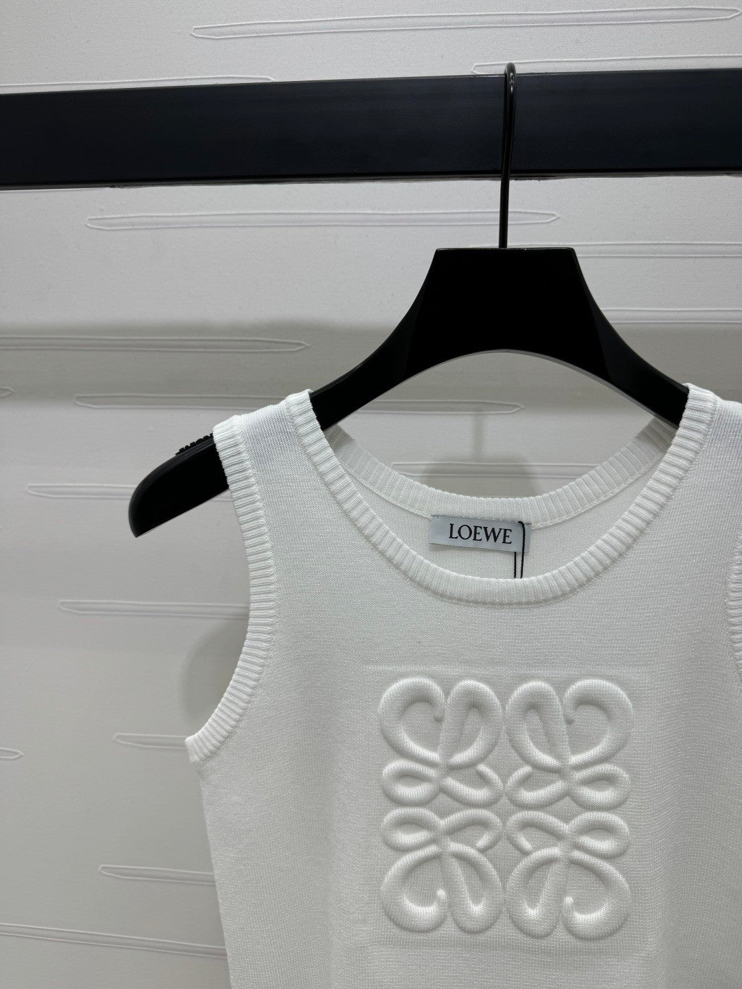 25 3D embossed logo knitted vest