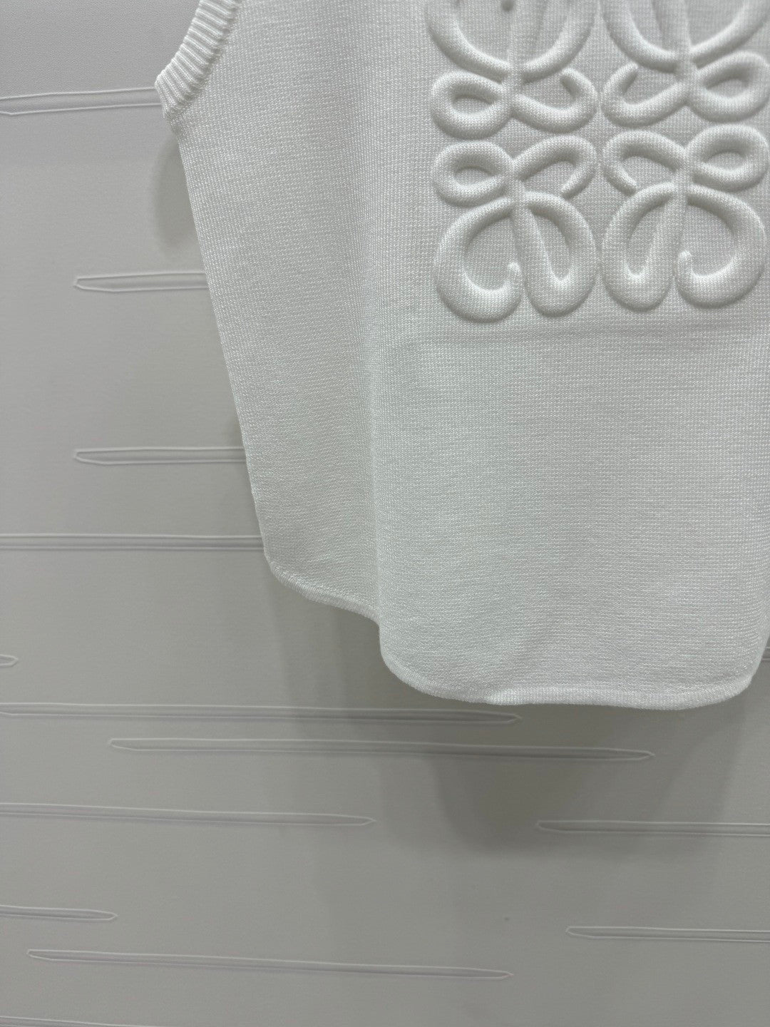 25 3D embossed logo knitted vest