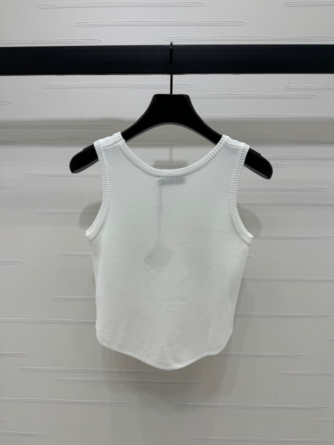 25 3D embossed logo knitted vest