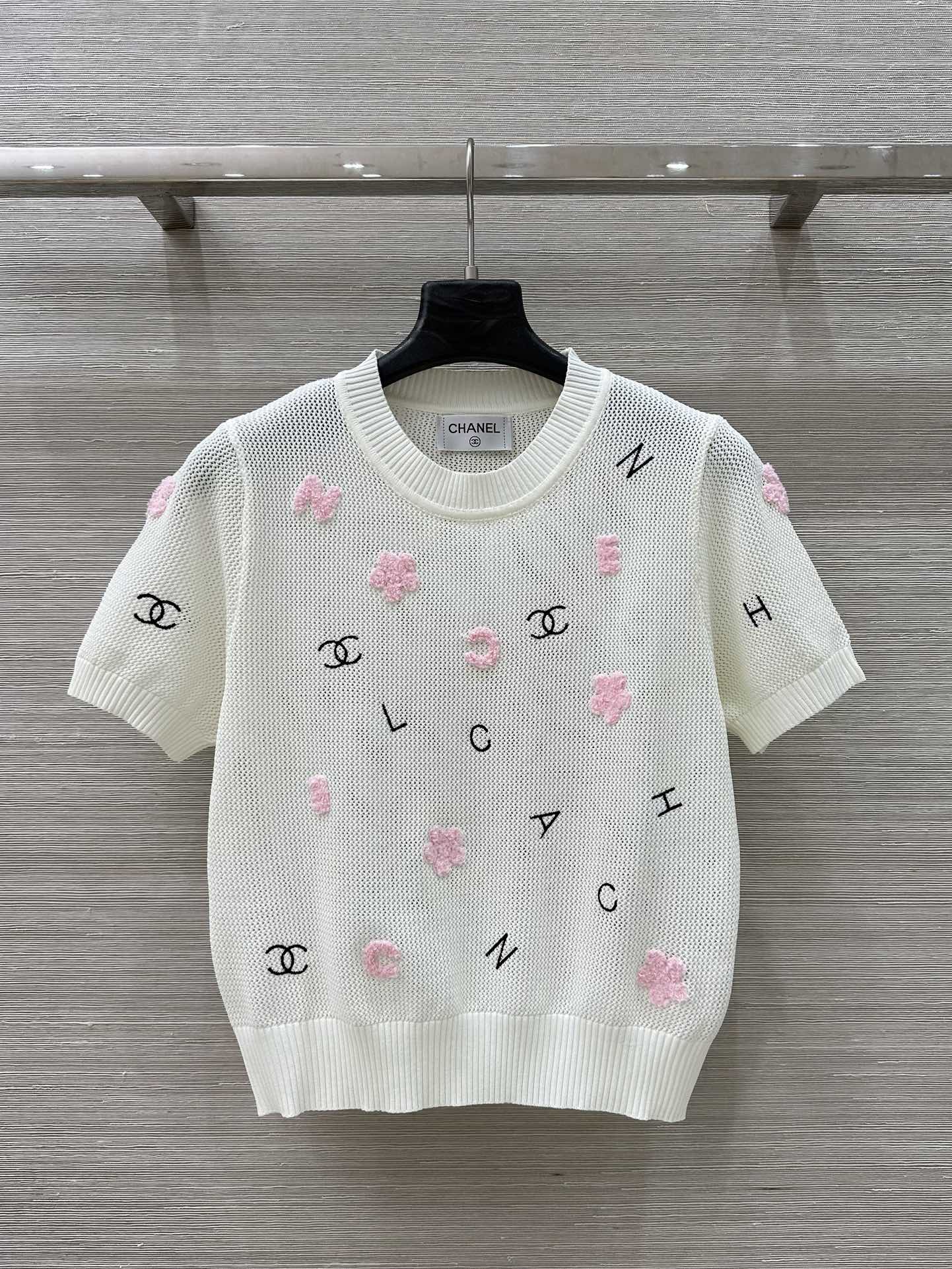 25 Lettering embellished open-knit short sleeves