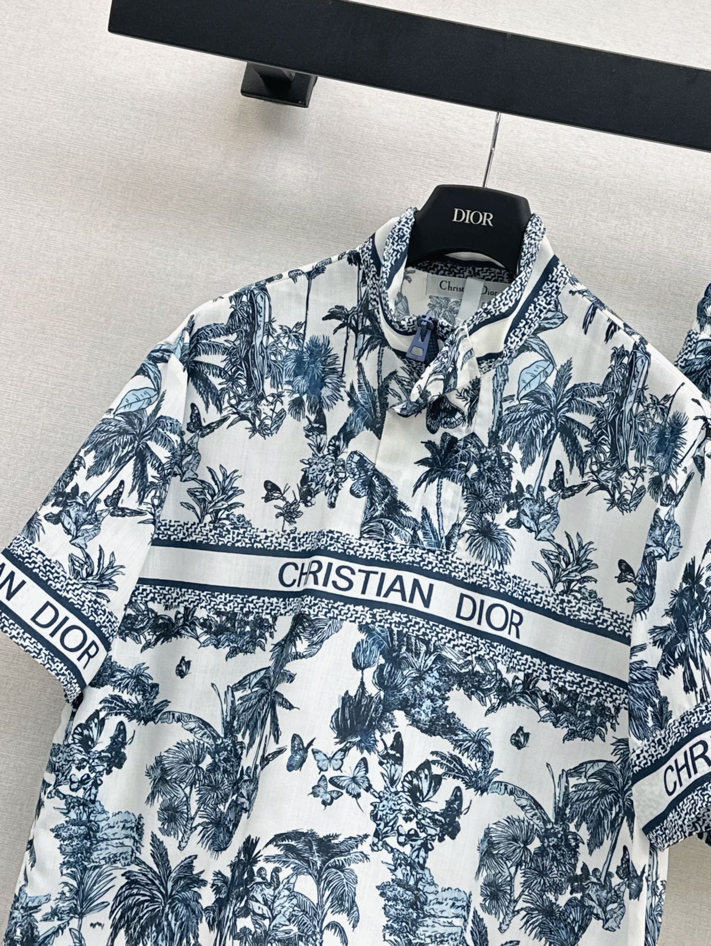 25Ss Spring and Summer latest jungle print casual suit with stand-up collar casual top + elastic waist shorts