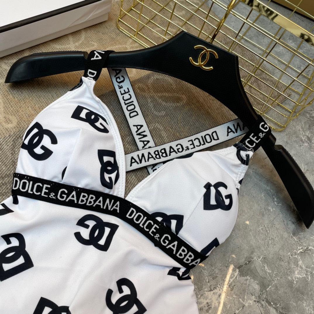 Do 25 New Black and White Alphabet Print One Piece Swimsuit