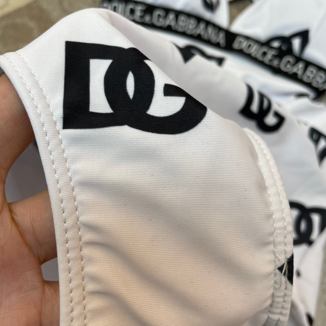 Do 25 New Black and White Alphabet Print One Piece Swimsuit