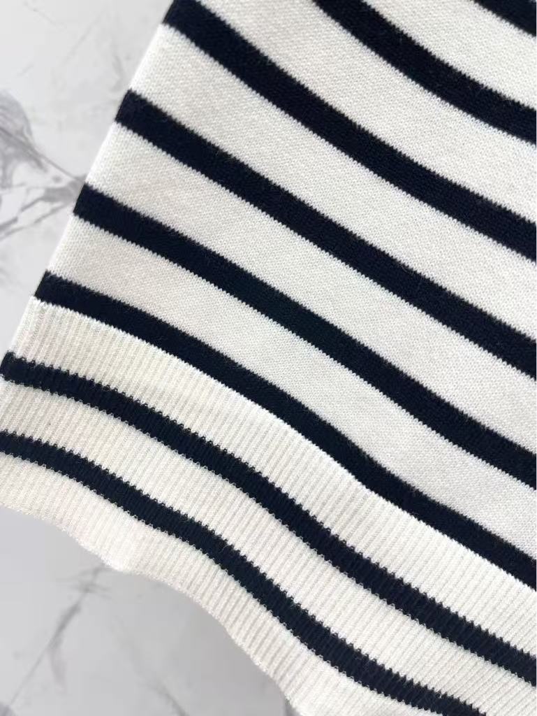 25 Striped embroidered vest