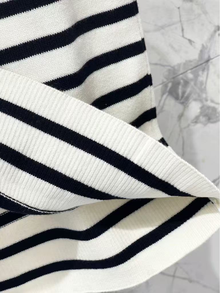 25 Striped embroidered vest