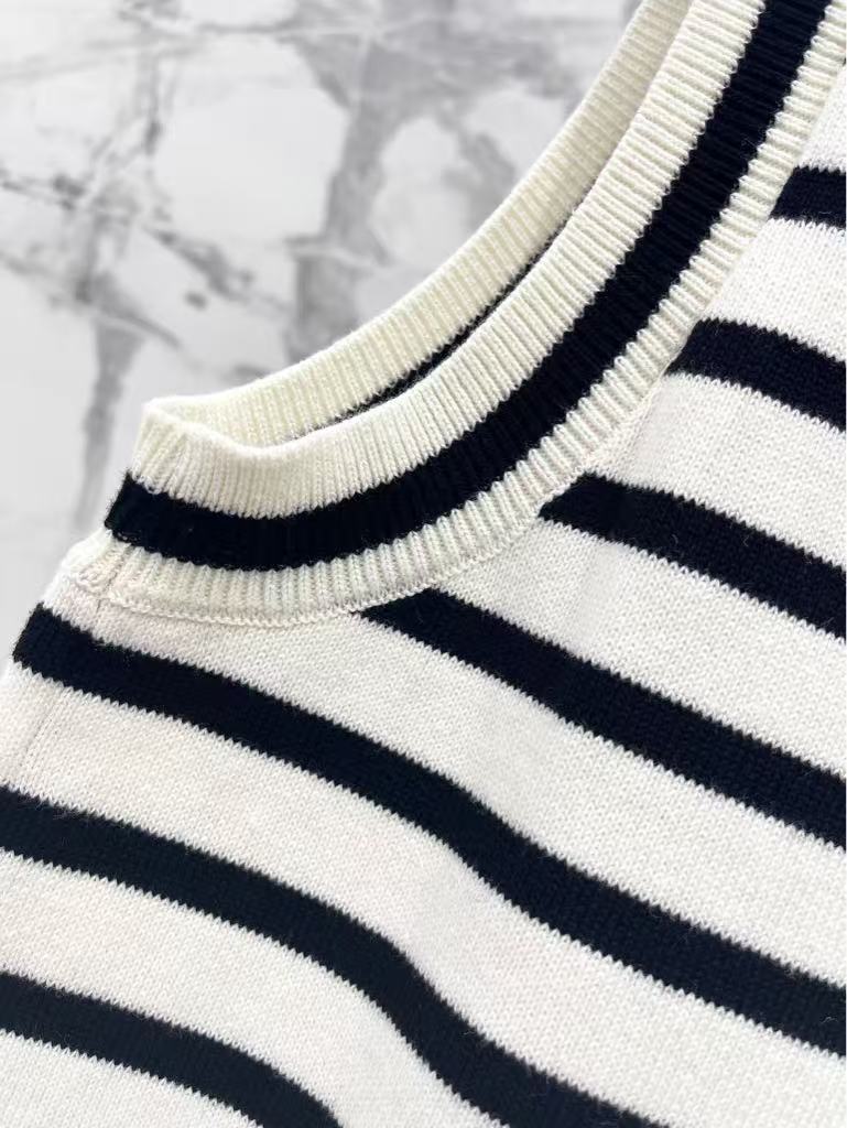 25 Striped embroidered vest