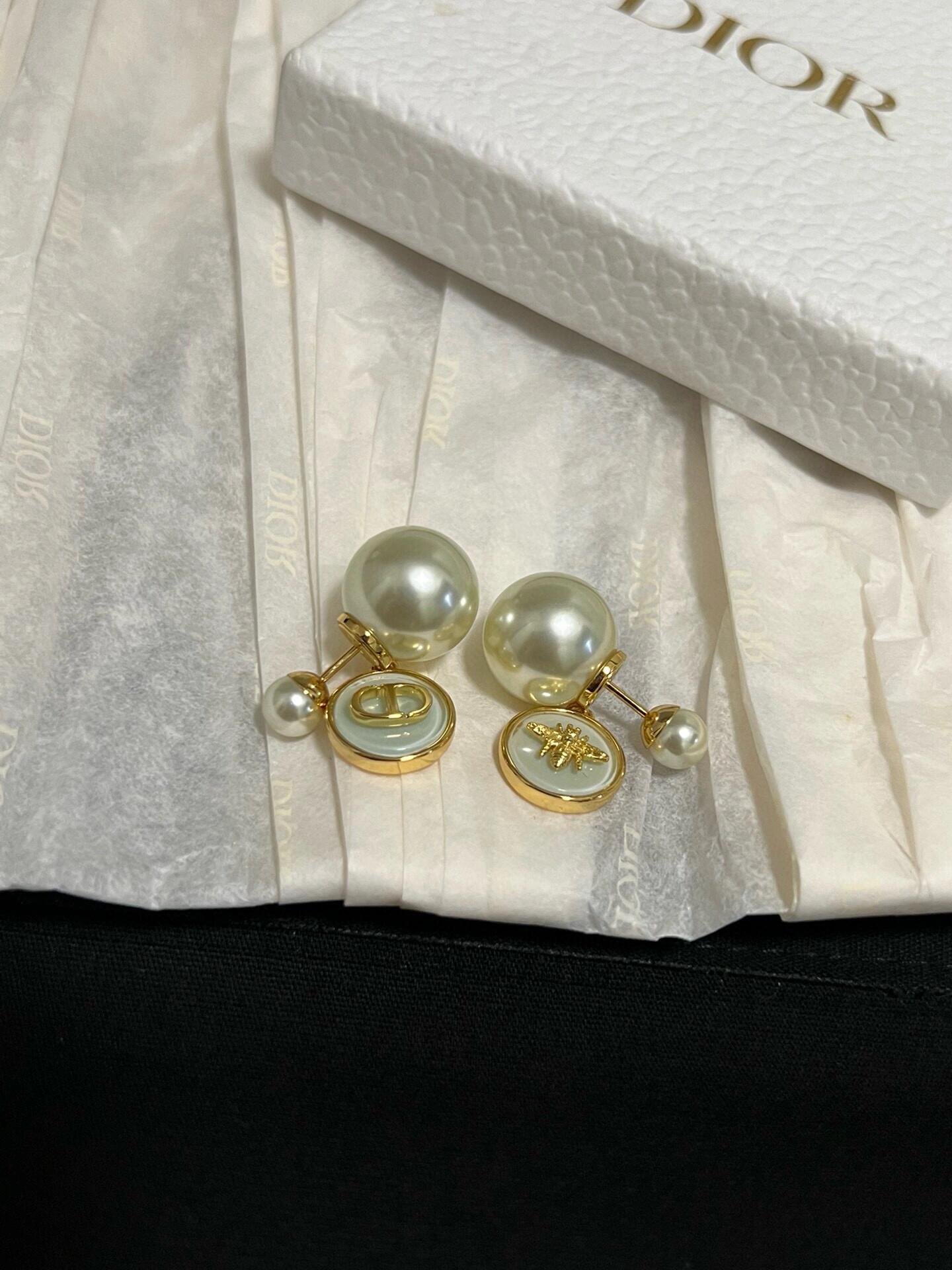 25 Summer New Bee Pearl Resin Earrings