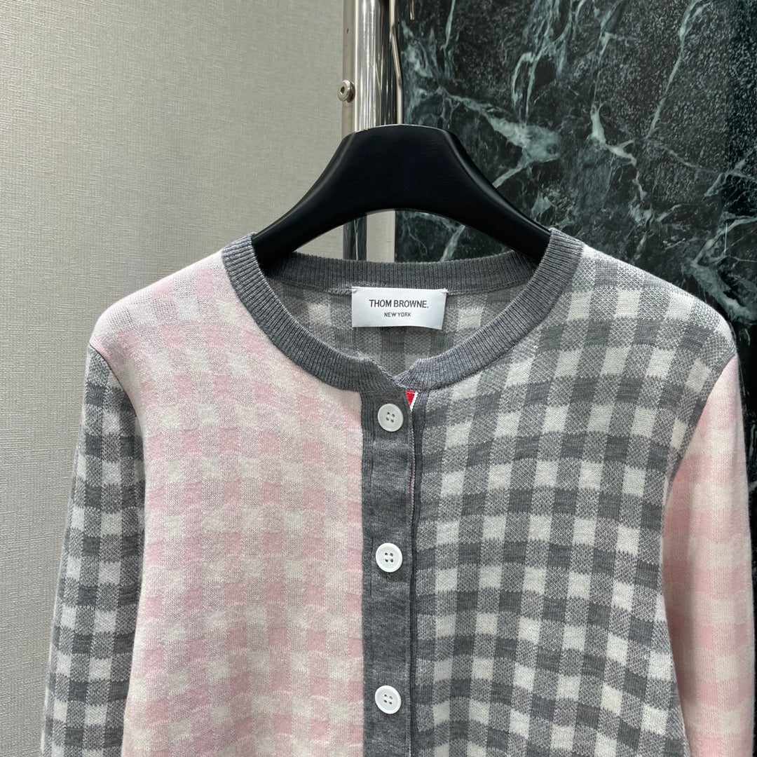 25 Early Autumn New Color-blocked Plaid Knitted Cardigan