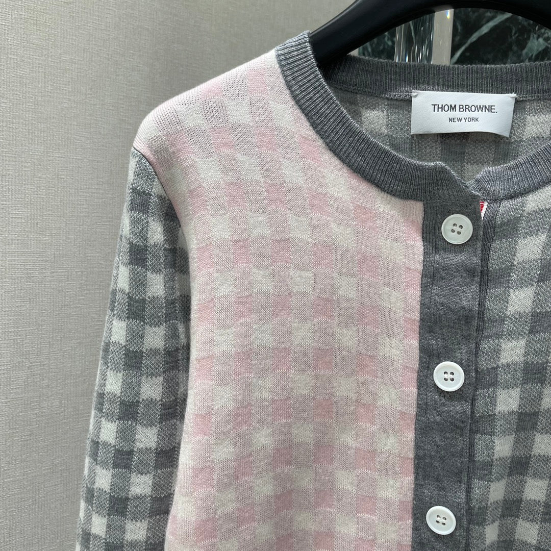 25 Early Autumn New Color-blocked Plaid Knitted Cardigan